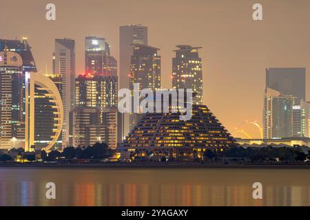 Nachtblick auf die Skyline von Doha im Sommer von Corniche Stockfoto