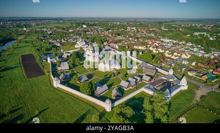 Suzdal, Russland. Luftaufnahme des Klosters Pokrovsky in Suzdal im Frühjahr. Stockfoto