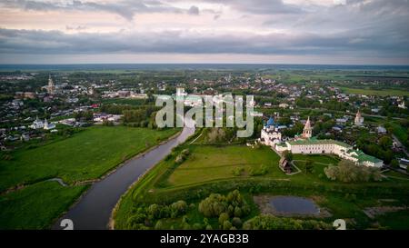 Wunderschöner Panoramablick auf das Zentrum von Suzdal im Sommer nach Sonnenuntergang. Stockfoto