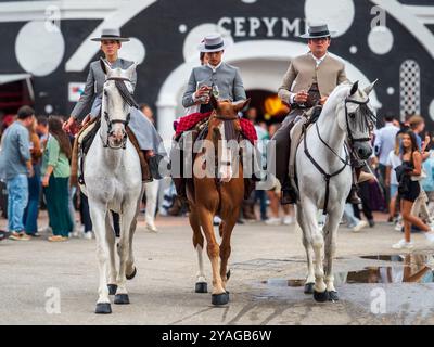 Fuengirola, Malaga, Spanien. 10/11/2024. Eine Gruppe von Reitern in andalusischer Cowboykostüm reitet durch das Messegelände von Fuengirola. Stockfoto