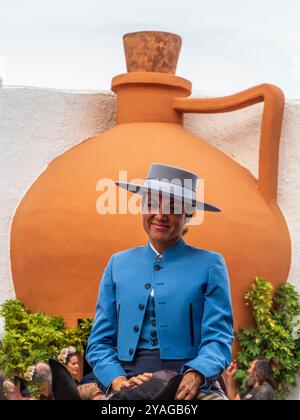 Fuengirola, Malaga, Spanien. 10/11/2024. Nahaufnahme einer jungen Frau in andalusischem Cowboykostüm, die durch das Messegelände von Fuengirola spaziert Stockfoto