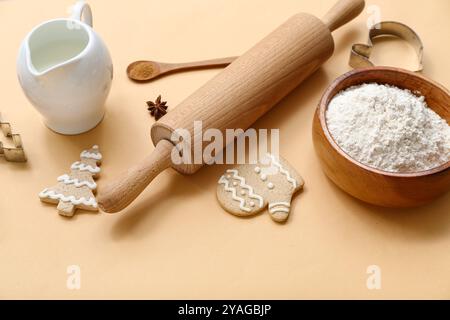 Köstliche Weihnachtskekse, Zutaten und Utensilien auf farbigem Hintergrund Stockfoto