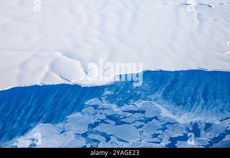 Ross-Schelfeis und saisonales Meereis in der Nähe von Ross Island, Antarktis. Stockfoto