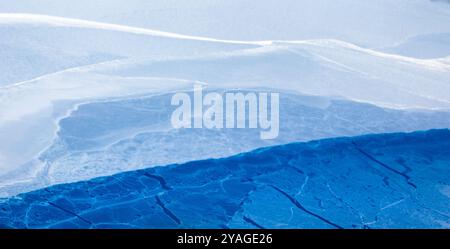 Ross-Schelfeis und saisonales Meereis in der Nähe von Ross Island, Antarktis. Stockfoto