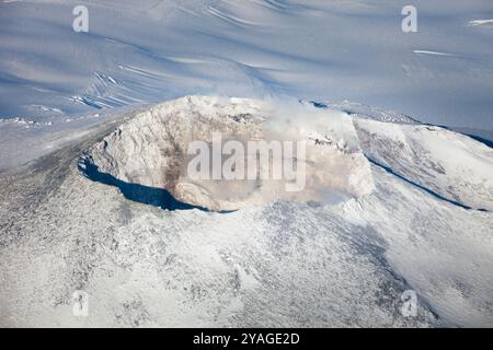 Aus der Vogelperspektive auf den Gipfel und die Caldera des Mt. Erebus, dem südlichsten aktiven Vulkan der Welt, auf Ross Island in der Antarktis Stockfoto