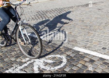 Ein Radfahrer fährt am Mittwoch 09.10.2024 in Waren Müritz Landkreis Mecklenburgische Seenplatte am örtlichen Stadthafen mit seinem Rad den Radweg entlang. Um die Verkehrswende in Deutschland weiter voranbringen gilt es u.a. das Radwegenetz in den Städten weiter auszubauen. Dahingehend investiert das Land Mecklenburg Vorpommern seit Jahren in seine Radwege. So wurden allein im Jahr 2023 schnell 16 Millionen Euro in Radwege an Landesstraßen investiert. *** Ein Radfahrer fährt am Mittwoch 09 10 2024 auf dem Radweg am Stadthafen in Waren Müritz, Mecklenburgische Seenplatte Stockfoto