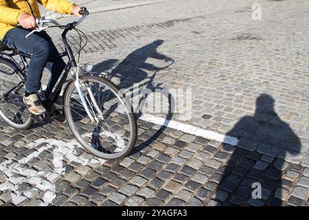 Ein Radfahrer fährt am Mittwoch 09.10.2024 in Waren Müritz Landkreis Mecklenburgische Seenplatte am örtlichen Stadthafen mit seinem Rad den Radweg entlang. Um die Verkehrswende in Deutschland weiter voranbringen gilt es u.a. das Radwegenetz in den Städten weiter auszubauen. Dahingehend investiert das Land Mecklenburg Vorpommern seit Jahren in seine Radwege. So wurden allein im Jahr 2023 schnell 16 Millionen Euro in Radwege an Landesstraßen investiert. *** Ein Radfahrer fährt am Mittwoch 09 10 2024 auf dem Radweg am Stadthafen in Waren Müritz, Mecklenburgische Seenplatte Stockfoto