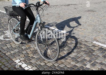 Ein Radfahrer fährt am Mittwoch 09.10.2024 in Waren Müritz Landkreis Mecklenburgische Seenplatte am örtlichen Stadthafen mit seinem Rad den Radweg entlang. Um die Verkehrswende in Deutschland weiter voranbringen gilt es u.a. das Radwegenetz in den Städten weiter auszubauen. Dahingehend investiert das Land Mecklenburg Vorpommern seit Jahren in seine Radwege. So wurden allein im Jahr 2023 schnell 16 Millionen Euro in Radwege an Landesstraßen investiert. *** Ein Radfahrer fährt am Mittwoch 09 10 2024 auf dem Radweg am Stadthafen in Waren Müritz, Mecklenburgische Seenplatte Stockfoto