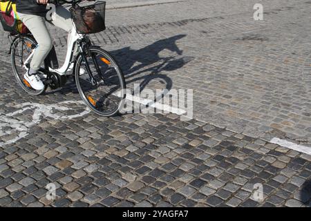 Ein Radfahrer fährt am Mittwoch 09.10.2024 in Waren Müritz Landkreis Mecklenburgische Seenplatte am örtlichen Stadthafen mit seinem Rad den Radweg entlang. Um die Verkehrswende in Deutschland weiter voranbringen gilt es u.a. das Radwegenetz in den Städten weiter auszubauen. Dahingehend investiert das Land Mecklenburg Vorpommern seit Jahren in seine Radwege. So wurden allein im Jahr 2023 schnell 16 Millionen Euro in Radwege an Landesstraßen investiert. *** Ein Radfahrer fährt am Mittwoch 09 10 2024 auf dem Radweg am Stadthafen in Waren Müritz, Mecklenburgische Seenplatte Stockfoto