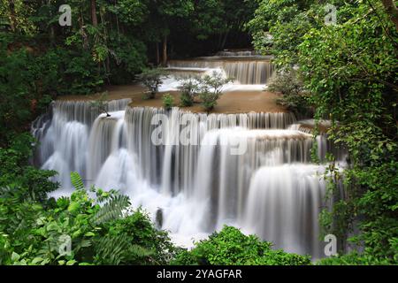 Wunderschöne Natur des Huai Mae Khamin Wasserfalls oder Huay Mae Khamin Wasserfall im Sri Nakarin Dam Nationalpark, Provinz Kanchanaburi, Thailand Stockfoto