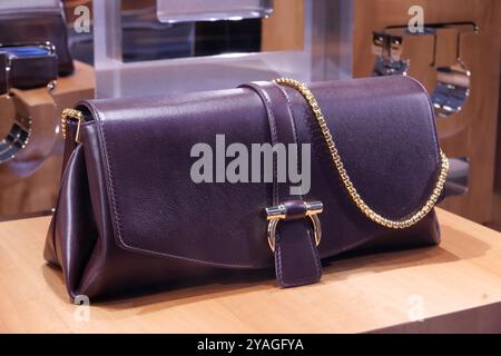 TASCHE FÜR FRAUEN IN DER SALVATORE FERRAGAMO FASHION BOUTIQUE Stockfoto