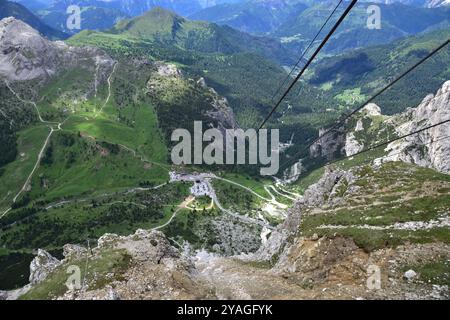 Der Falzarego Pass von der Anlegestelle der Seilbahn, die nach Lagazuoi führt, aus gesehen Stockfoto