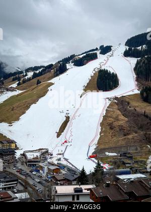 Saalbach-Hinterglemm, Österreich - 18. März 2024: Ein Jahr vor der Austragung des Weltcups im alpinen Skisport auf dem 12er Kogel Stockfoto