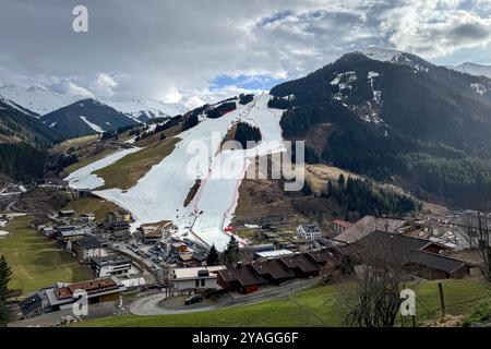 Saalbach-Hinterglemm, Österreich - 19. März 2024: Ein Jahr vor der Austragung des Weltcups im alpinen Skisport auf dem 12er Kogel Stockfoto