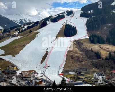Saalbach-Hinterglemm, Österreich - 19. März 2024: Ein Jahr vor der Austragung des Weltcups im alpinen Skisport auf dem 12er Kogel Stockfoto