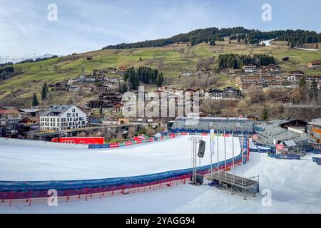 Saalbach-Hinterglemm, Österreich - 20. März 2024: Zielgebiet der alpinen Skiweltcuppiste am 12er Kogel ein Jahr vor der Austragung des Weltmeisters Stockfoto
