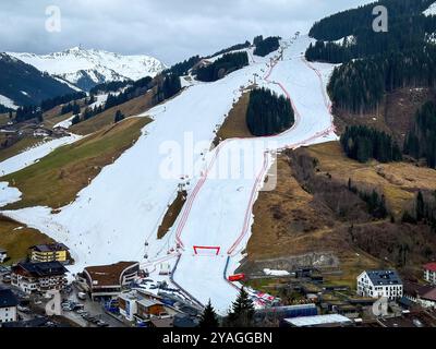 Saalbach-Hinterglemm, Österreich - 21. März 2024: Ein Jahr vor der Austragung des Weltcups im alpinen Skisport auf dem 12er Kogel Stockfoto