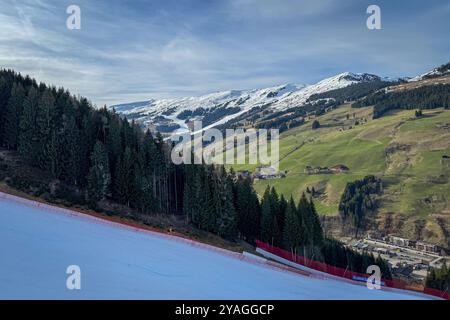 Saalbach-Hinterglemm, Österreich - 22. März 2024: Panoramablick auf das Skigebiet mit grünen Wiesen und alpiner Skiweltcuppiste am 12er Kogel ein Jahr Stockfoto