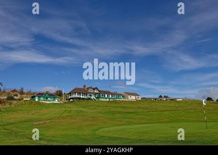 Das Clubhaus des Stonehaven Golf Club mit Blick auf die Klippen und die Nordsee, vom 18th Green in der Nähe der Ruinen der Cowie Abbey. Stockfoto