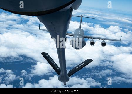 Eine C-17 Globemaster III, die von Mitgliedern der 204th Airlift Squadron betrieben wird, nähert sich einer KC-135 Stratotanker, die der 203rd Air BetankungsSqua zugeordnet ist Stockfoto