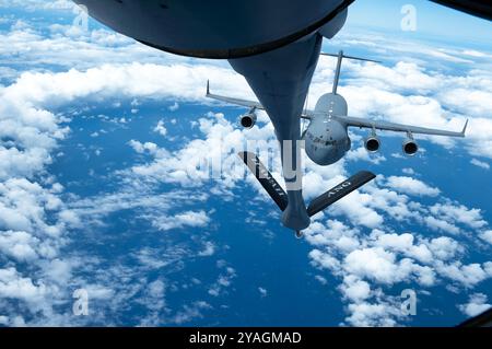 Eine C-17 Globemaster III, die von Mitgliedern der 204th Airlift Squadron betrieben wird, nähert sich einer KC-135 Stratotanker, die der 203rd Air BetankungsSqua zugeordnet ist Stockfoto