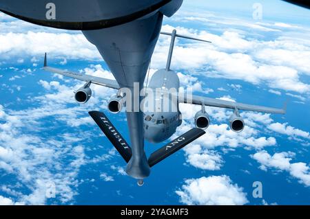 Eine C-17 Globemaster III, die von Mitgliedern der 204th Airlift Squadron betrieben wird, nähert sich einer KC-135 Stratotanker, die der 203rd Air BetankungsSqua zugeordnet ist Stockfoto