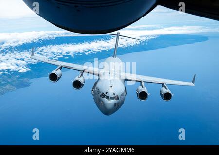 Eine C-17 Globemaster III, die von Mitgliedern der 204th Airlift Squadron betrieben wird, nähert sich einer KC-135 Stratotanker, die der 203rd Air BetankungsSqua zugeordnet ist Stockfoto