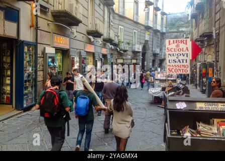 Neapel, Italien - 19. Oktober 2013: Port'Alba ist ein altes Tor der Stadt Neapel, das sich auf der linken Seite des Hauptzyklus der Piazza Dante befindet. Stree Stockfoto