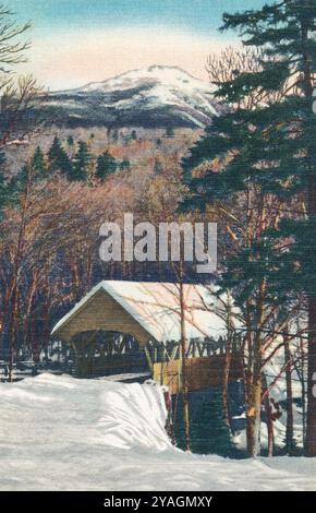 Alte US-Postkarte des Mount Liberty in der Franconia Range in den White Mountains in New Hampshire, mit Flume Bridge (eine überdachte Brücke) im Vordergrund. Stockfoto