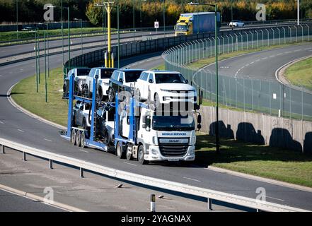 Mobile Services Transporter LKW mit neuen Land Rover Fahrzeugen auf der A45, Birmingham, Großbritannien Stockfoto