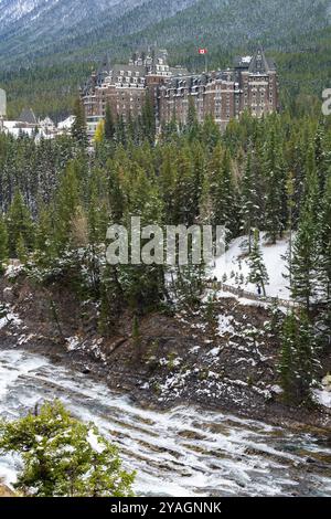 Fairmont Banff Springs und Bow River Falls an verschneiten Herbstsonnen. Blick vom Surprise Corner Viewpoint. Banff National Park, Canadian Rockies. Stockfoto