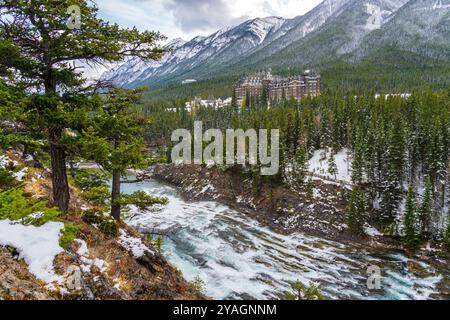 Fairmont Banff Springs und Bow River Falls an verschneiten Herbstsonnen. Blick vom Surprise Corner Viewpoint. Banff National Park, Canadian Rockies. Stockfoto