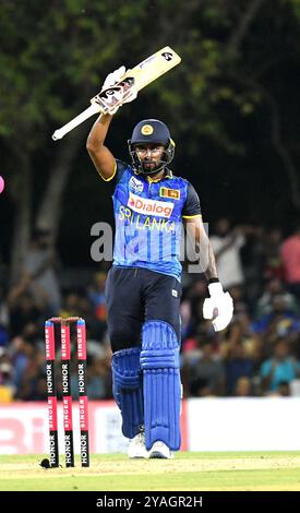 Dambulla, Sri Lanka. Oktober 2024. Kamindu Mendis feiert, nachdem er ein halbes Jahrhundert (50 Runs) beim T20 International Cricket Match zwischen Sri Lanka und Westindien im Rangiri Dambulla International Cricket Stadium in Dambulla, Sri Lanka, am 13. Oktober 2024 erzielt hat. Quelle: Ajith Perera/Xinhua/Alamy Live News Stockfoto