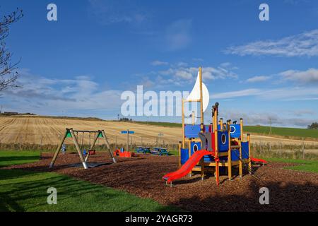 Old Portlethens Kinderspielplatz und Spielbereich innerhalb des Dorfes mit Schaukeln, Rutschen und Kletterrahmen im nautischen Stil. Stockfoto