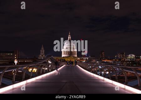 London, Großbritannien - 1. Oktober 2024: St. Paul's Cathedral und Millennium Bridge bei Nacht Stockfoto