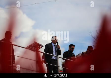 Gaziantep, Turkiye. 25. März 2024. Ozgur Ozel, der Vorsitzende der Republikanischen Volkspartei (CHP), hält eine Rede vor den bevorstehenden türkischen Kommunalwahlen in Gaziantep. Die Republikanische Volkspartei (CHP) ist eine kemalistische und sozialdemokratische Partei, die von Mustafa Kemal Atatürk gegründet wurde. Die CHP ist die zweitgrößte Partei und die wichtigste Oppositionspartei in der Großen Nationalversammlung Turkiye Stockfoto