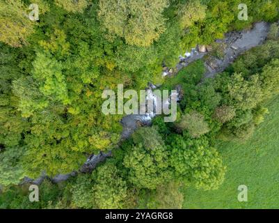 Blick von oben auf den Fluss Flamisell, der durch das Tal Vall Fosca fließt (Pallars Jussà, Lleida, Katalonien, Spanien, Pyrenäen) Stockfoto