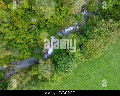 Blick von oben auf den Fluss Flamisell, der durch das Tal Vall Fosca fließt (Pallars Jussà, Lleida, Katalonien, Spanien, Pyrenäen) Stockfoto