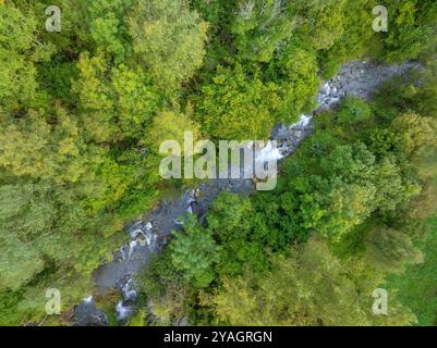 Blick von oben auf den Fluss Flamisell, der durch das Tal Vall Fosca fließt (Pallars Jussà, Lleida, Katalonien, Spanien, Pyrenäen) Stockfoto