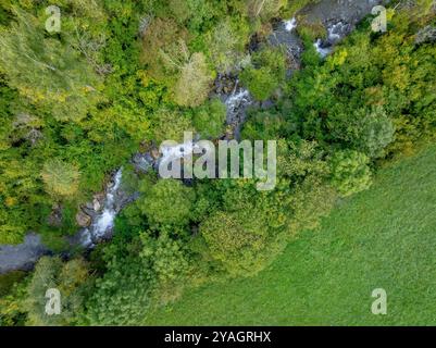 Blick von oben auf den Fluss Flamisell, der durch das Tal Vall Fosca fließt (Pallars Jussà, Lleida, Katalonien, Spanien, Pyrenäen) Stockfoto