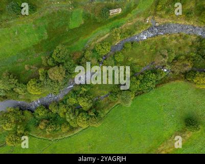 Blick von oben auf den Fluss Flamisell, der durch das Tal Vall Fosca fließt (Pallars Jussà, Lleida, Katalonien, Spanien, Pyrenäen) Stockfoto