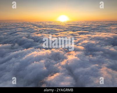 Luftaufnahme eines Sonnenaufgangs über dem Meer von ​​clouds in Terres de l'Ebre (Baix Ebre, Tarragona, Katalonien, Spanien) ESP: Vista aérea de un amanecer con nubes Stockfoto