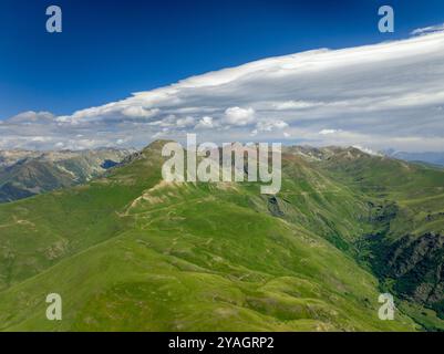 Luftaufnahme der Almwiesen und des Aigüestortes mit dem Montsent de Pallars im Vordergrund (Pallars Sobirà, Lleida, Katalonien, Spanien) Stockfoto