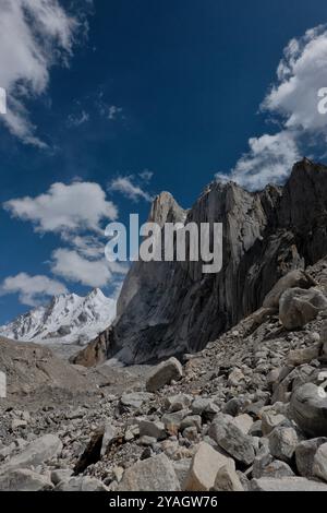 Blick auf den Amin Braq (Amin Brakk) Turm, Nangma Valley, Kanday, Baltistan, Pakistan Stockfoto