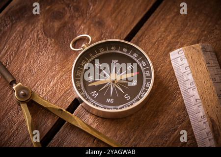 Vintage-Lineal, Zeichnung und Navigations-Kompass auf einem rustikalen Holzbrett Stockfoto