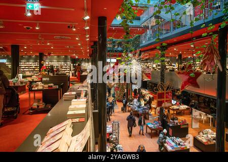 12-23-2023 BERLINER Buchhandlung Dussmann das KulturKaufhaus mit vielen Etagen: Menschen gehen drinnen. Bald Weihnachten Stockfoto