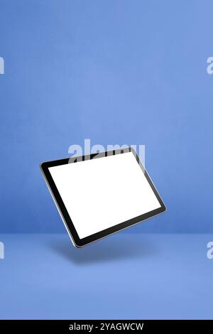 Leerer Tablet-pc, der über einem blauen Hintergrund schwebt. 3D isolierte Abbildung. Vertikale Vorlage Stockfoto