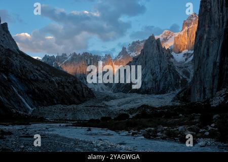 Sonnenuntergang im wunderschönen Nangma Valley (Yosemite von Pakistan), Kanday, Baltistan, Pakistan Stockfoto