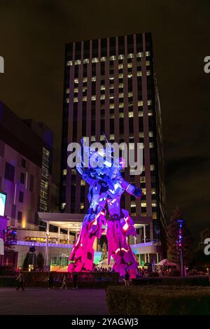 Riesige gundam-Roboterstatue bei Nacht in odaiba tokio japan Stockfoto