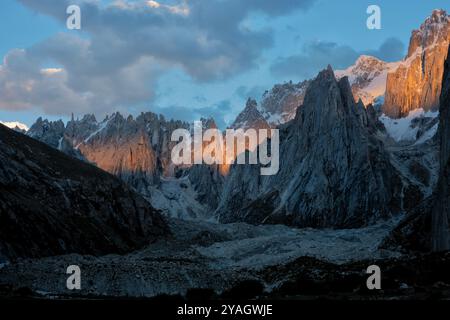 Sonnenuntergang im wunderschönen Nangma Valley (Yosemite von Pakistan), Kanday, Baltistan, Pakistan Stockfoto